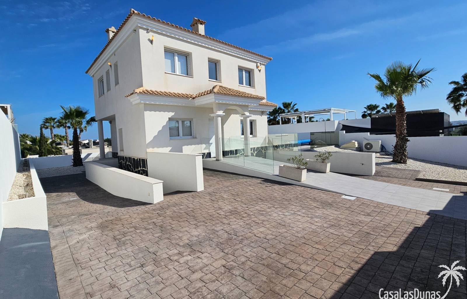 Diese prächtige Villa ist eine wahre Oase der Ruhe im Dorf La Marina an der sonnigen Costa Blanca. Auf drei Ebenen bietet dieses Anwesen die perfekte