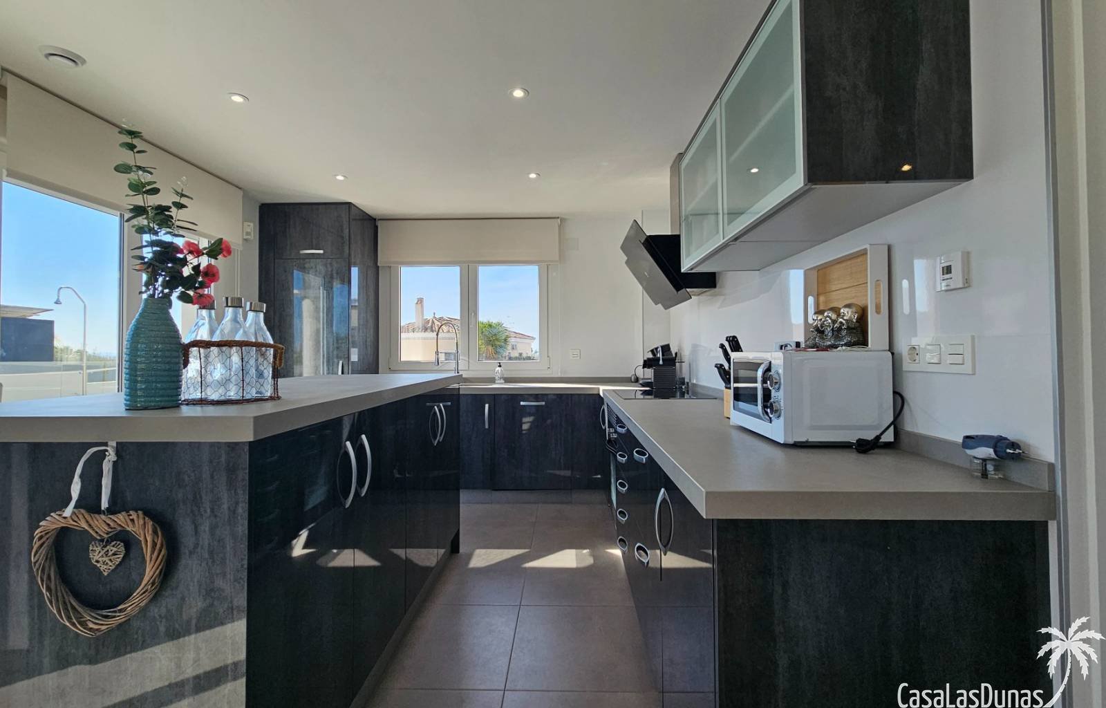Diese prächtige Villa ist eine wahre Oase der Ruhe im Dorf La Marina an der sonnigen Costa Blanca. Auf drei Ebenen bietet dieses Anwesen die perfekte