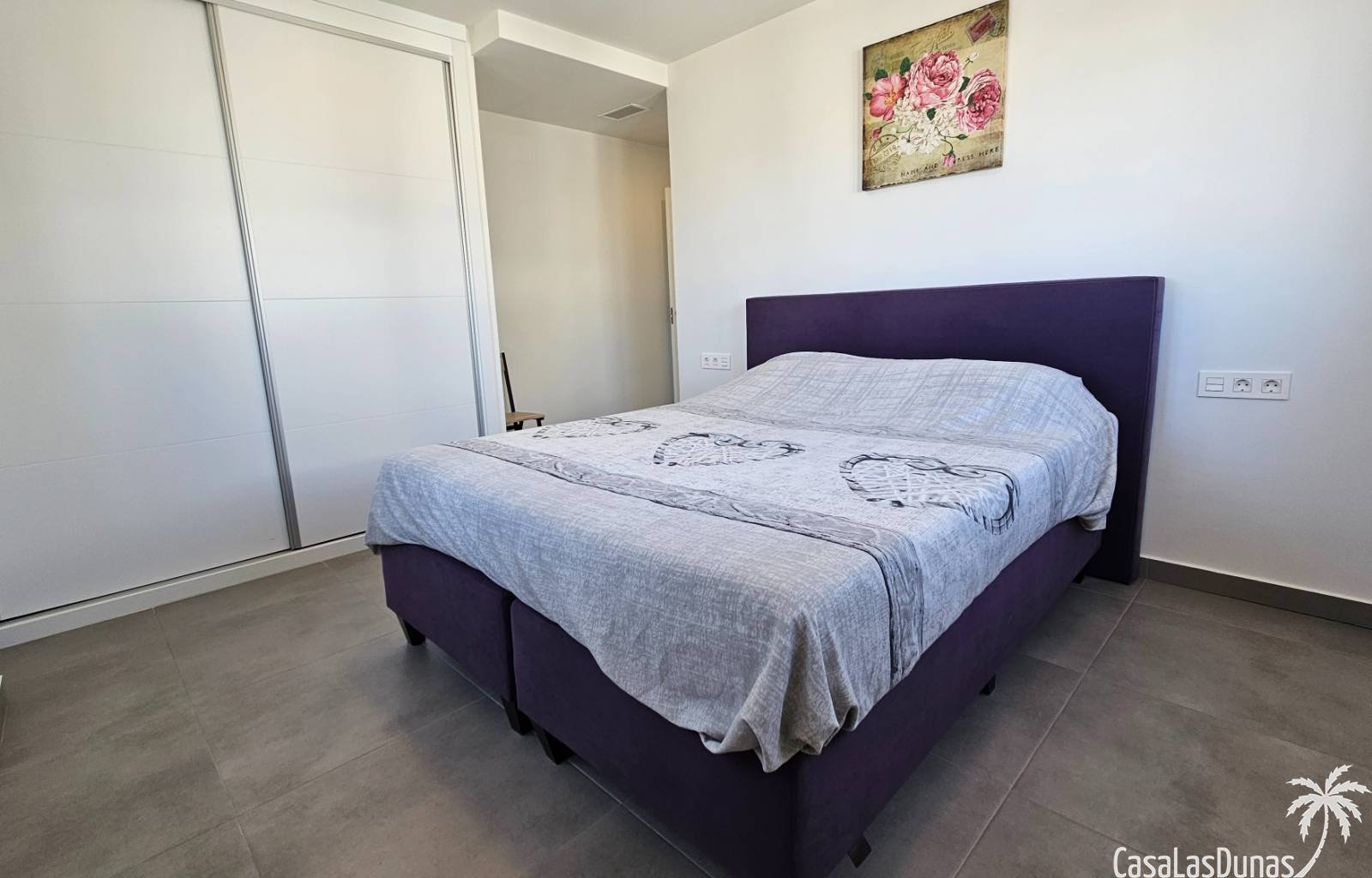 Diese prächtige Villa ist eine wahre Oase der Ruhe im Dorf La Marina an der sonnigen Costa Blanca. Auf drei Ebenen bietet dieses Anwesen die perfekte