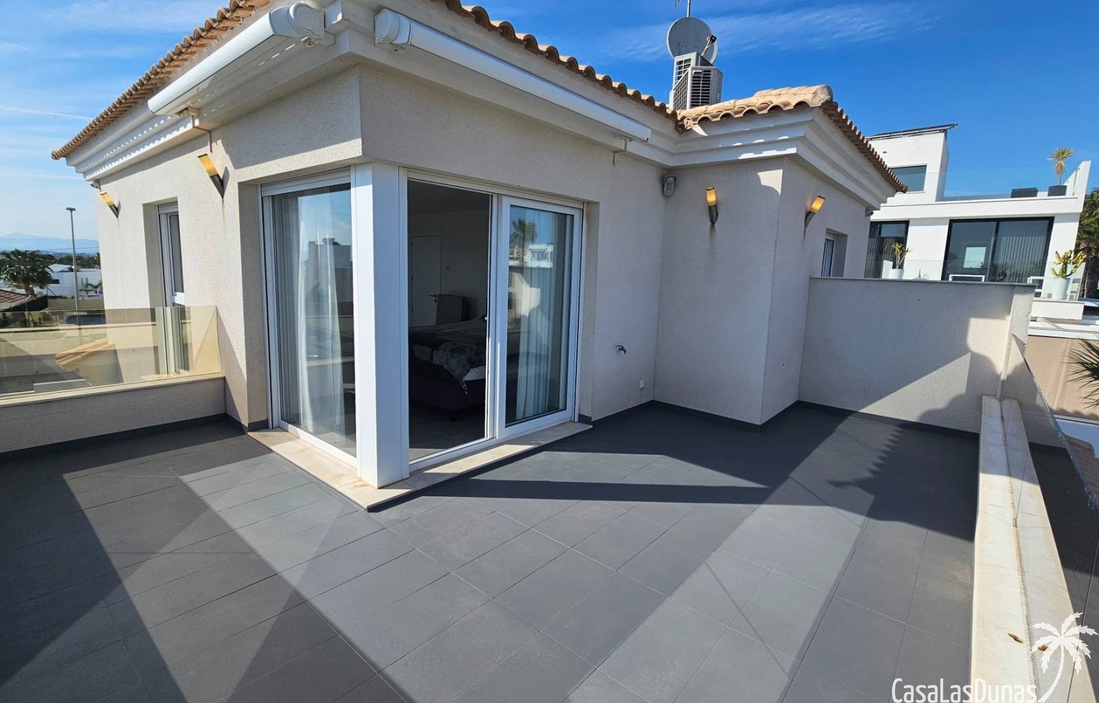 Diese prächtige Villa ist eine wahre Oase der Ruhe im Dorf La Marina an der sonnigen Costa Blanca. Auf drei Ebenen bietet dieses Anwesen die perfekte