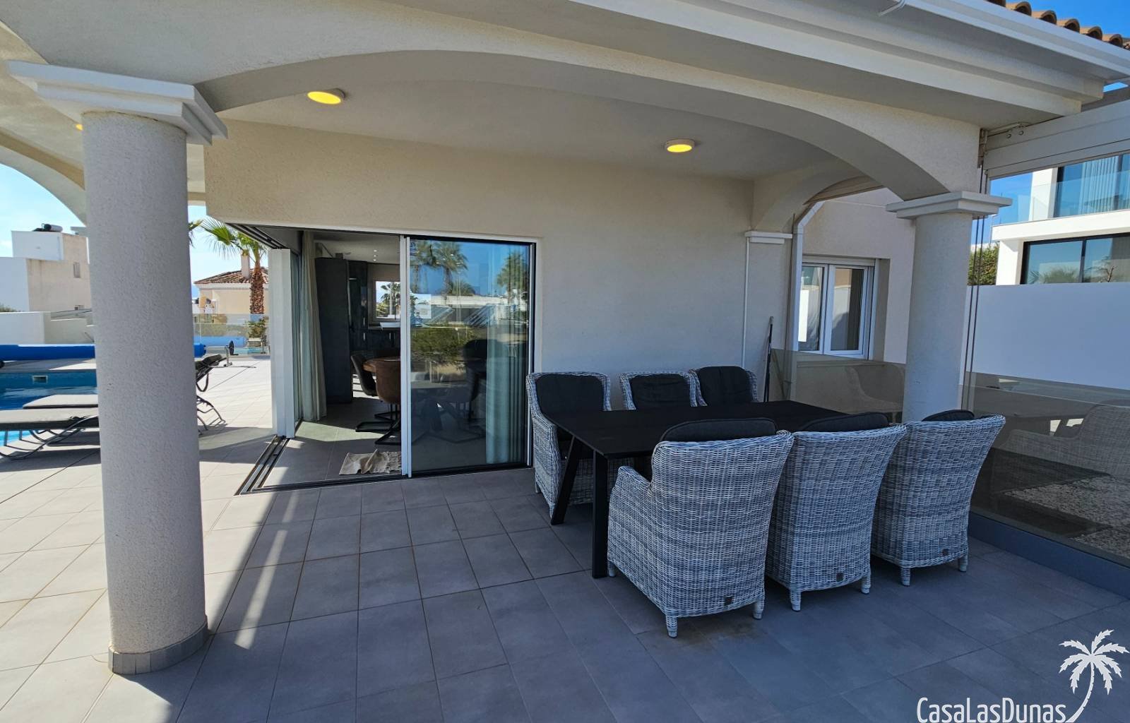 Diese prächtige Villa ist eine wahre Oase der Ruhe im Dorf La Marina an der sonnigen Costa Blanca. Auf drei Ebenen bietet dieses Anwesen die perfekte