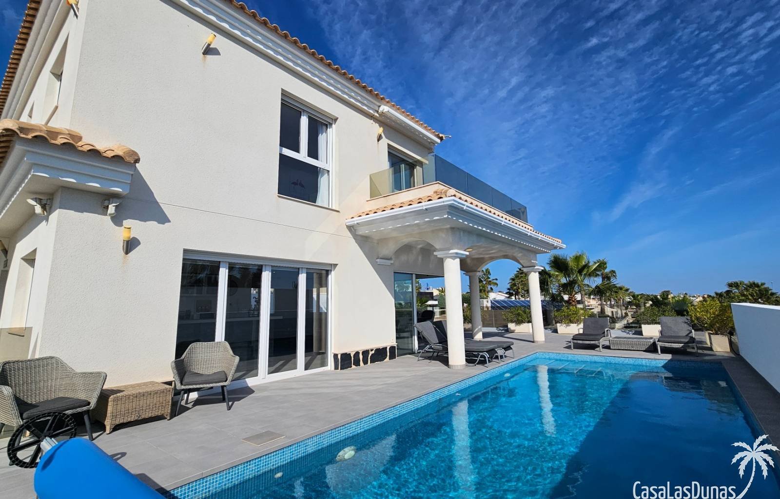 Diese prächtige Villa ist eine wahre Oase der Ruhe im Dorf La Marina an der sonnigen Costa Blanca. Auf drei Ebenen bietet dieses Anwesen die perfekte
