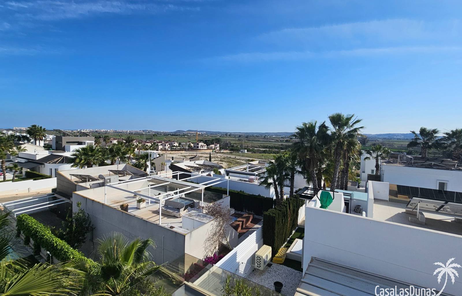 Diese prächtige Villa ist eine wahre Oase der Ruhe im Dorf La Marina an der sonnigen Costa Blanca. Auf drei Ebenen bietet dieses Anwesen die perfekte