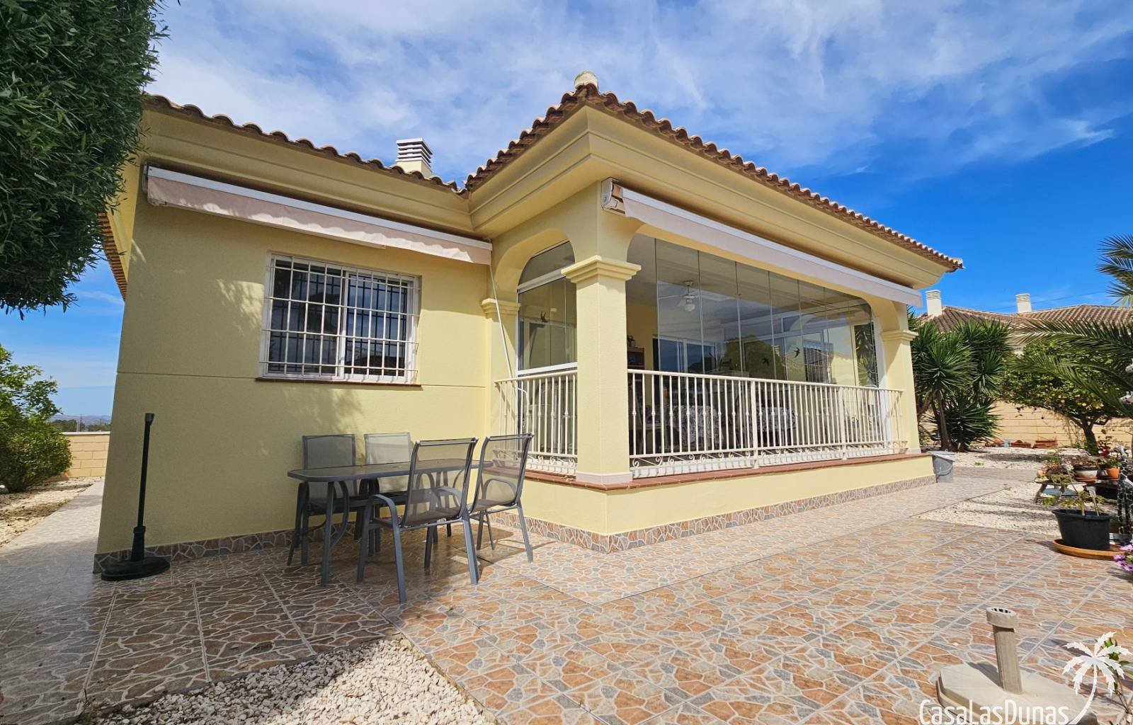 La Marina:  Diese gepflegte Villa befindet sich auf einem 502 m² großen Grundstück im Wohngebiet El Oasis der Urbanisation La Marina. Sie verfügt über zwei Schla 