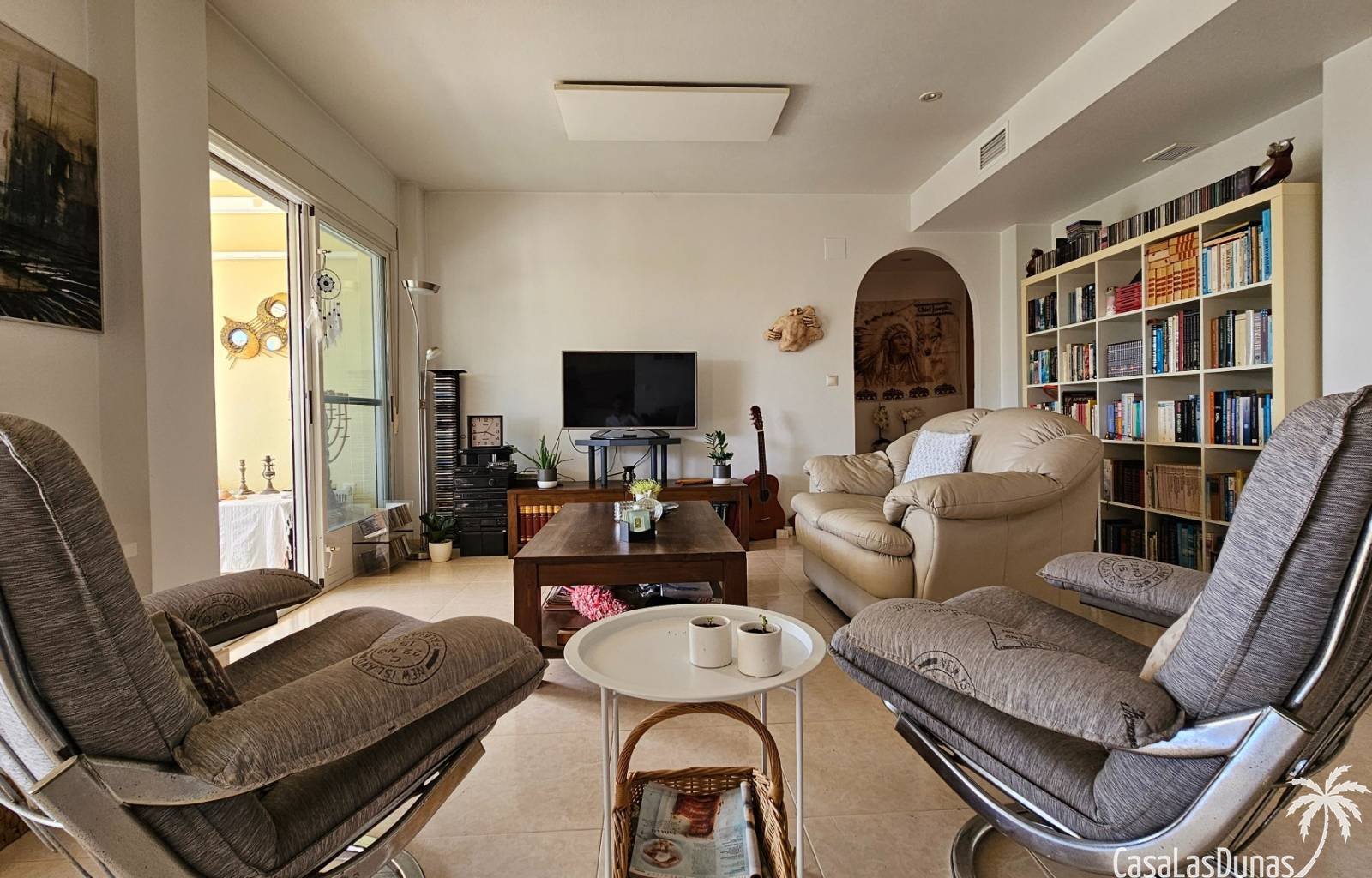 Diese gepflegte Villa befindet sich auf einem 502 m² großen Grundstück im Wohngebiet El Oasis der Urbanisation La Marina. Sie verfügt über zwei Schla