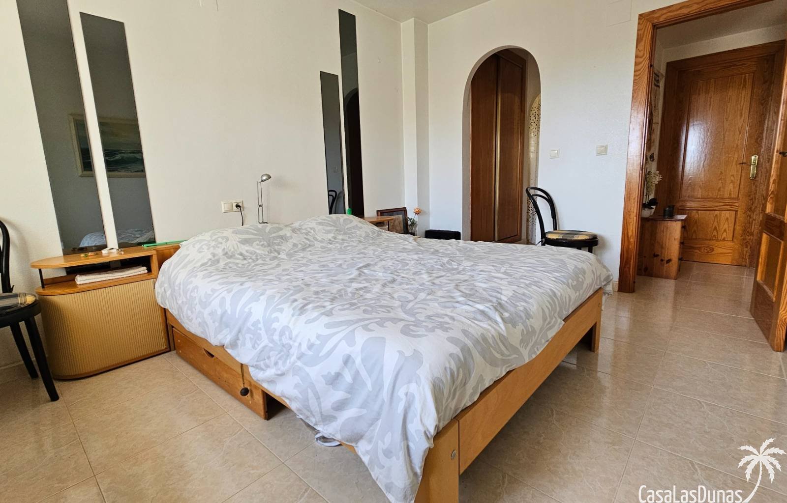 Diese gepflegte Villa befindet sich auf einem 502 m² großen Grundstück im Wohngebiet El Oasis der Urbanisation La Marina. Sie verfügt über zwei Schla