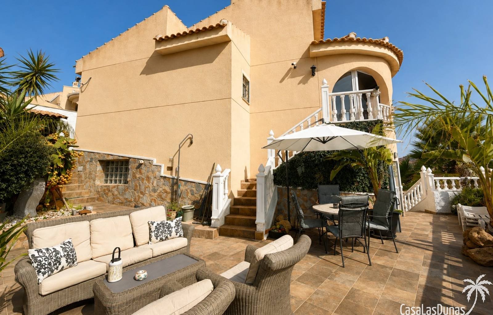 In Ciudad Quesada bieten wir diese geräumige, freistehende Villa mit 4 Schlafzimmern, 4 Badezimmern und einem privaten Pool an. Das Anwesen bietet 17