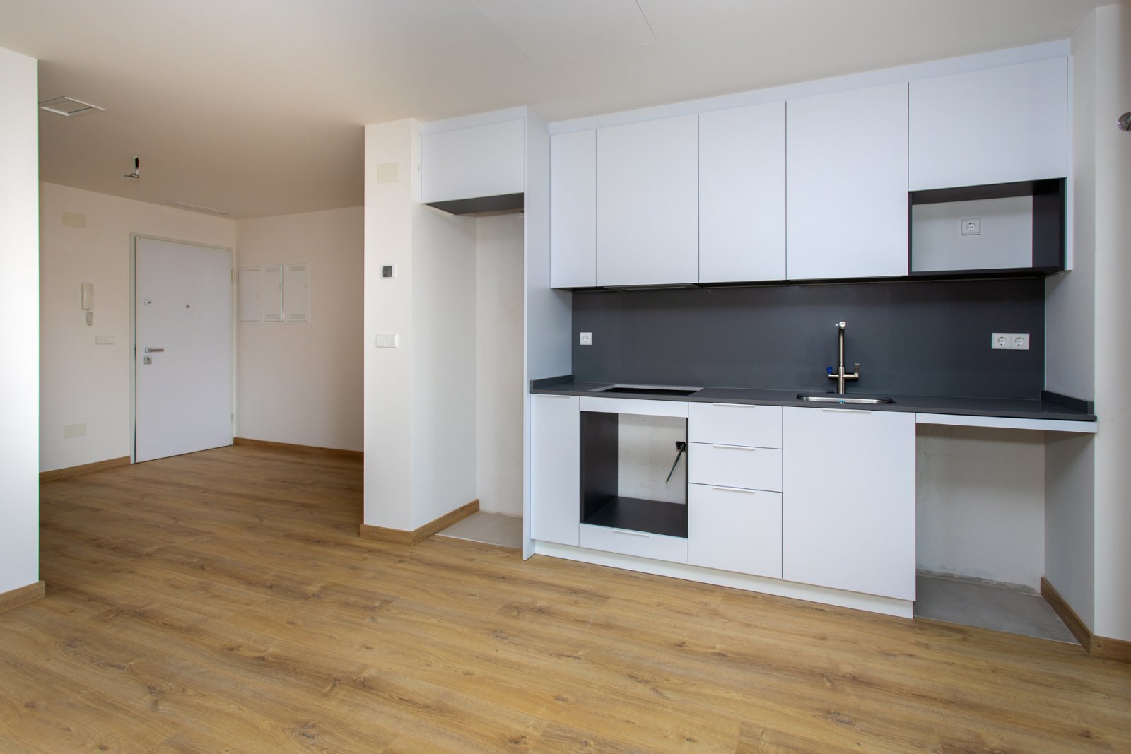  In der charmanten Umgebung von La Canalosa gelegen, bietet diese exklusive Sammlung von vier Immobilien ein ruhiges und komfortables Leben. Die Typol