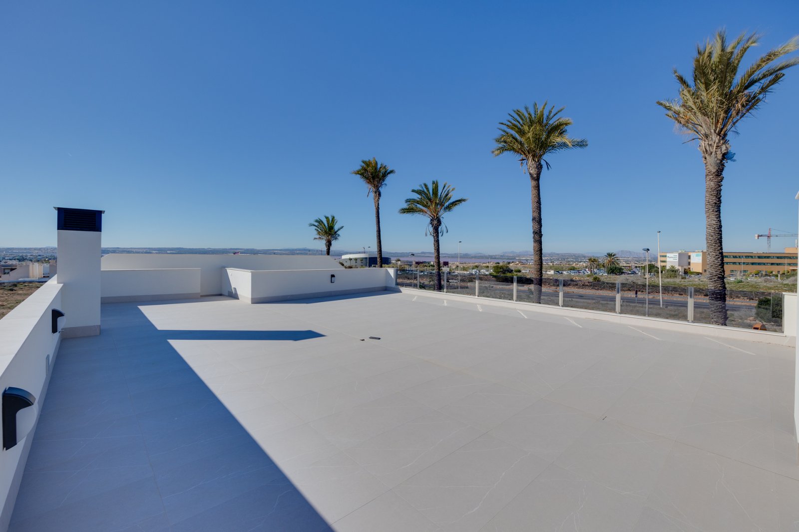  In der schönen Stadt Torrevieja gelegen, bietet diese exklusive Sammlung von 16 freistehenden Häusern eine ideale Umgebung für diejenigen, die ein Zu