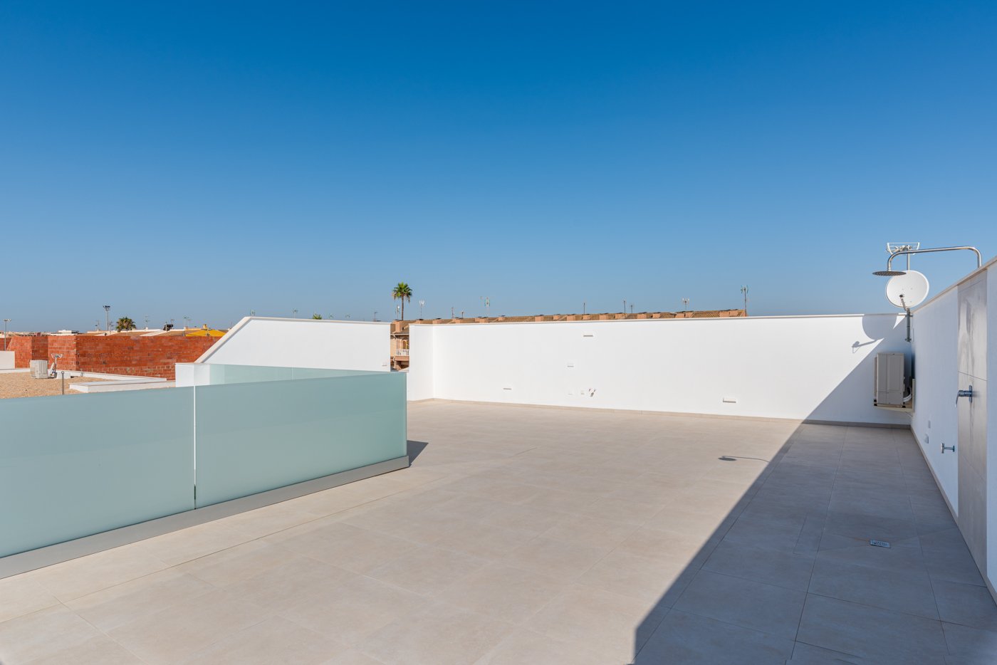  In der charmanten Stadt Los Alcázares gelegen, bietet dieser Wohnkomplex 23 freistehende Häuser, die für diejenigen entworfen wurden, die einen exklu
