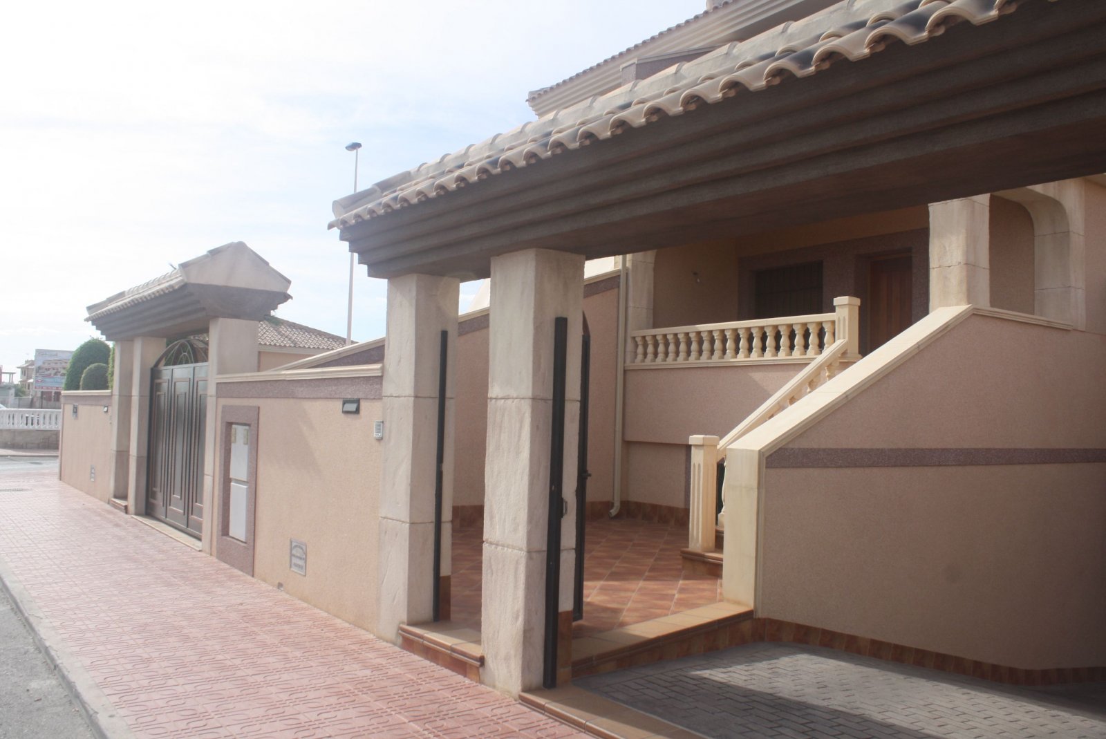 Torrevieja:  In der charmanten Stadt Torrevieja gelegen, bietet dieses Reihenhaus eine einzigartige Gelegenheit, das Leben an der Costa Blanca zu genießen. Mit nu 