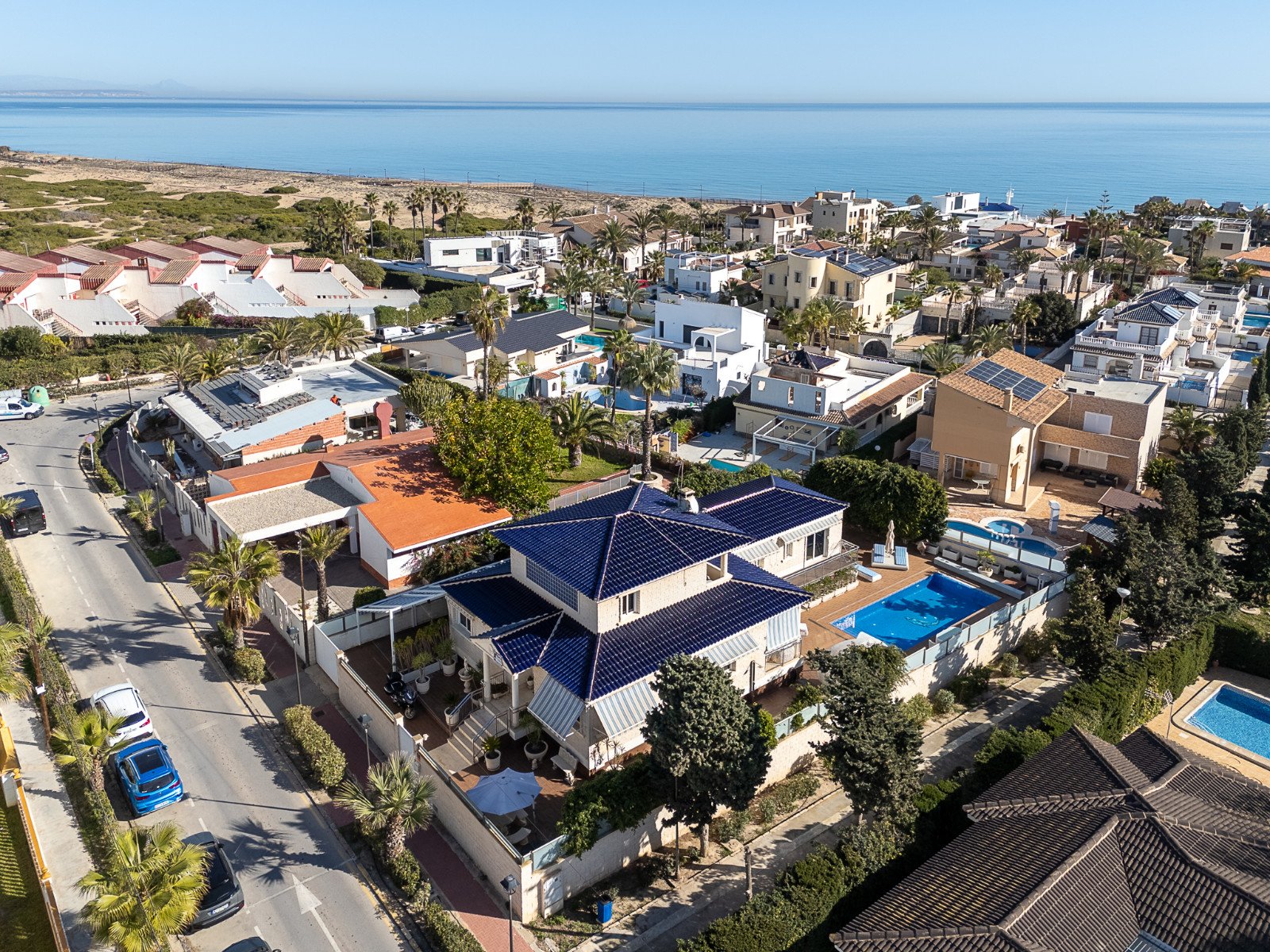 La Mata:  Diese einzigartige und geräumige Villa befindet sich in einer der begehrtesten Gegenden von La Mata, nur eine Gehminute vom Sandstrand entfernt. Die  