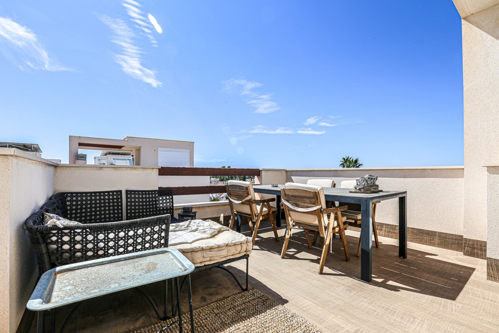  Wir präsentieren Ihnen diese exklusive freistehende Villa in der angesehenen Wohngegend Doña Pepa, Ciudad Quesada (Rojales). Das Haus befindet sich a