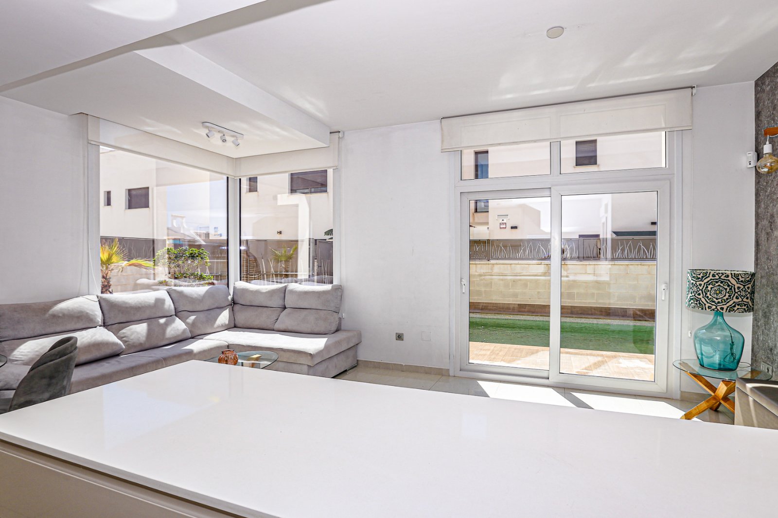  Wir präsentieren Ihnen diese exklusive freistehende Villa in der angesehenen Wohngegend Doña Pepa, Ciudad Quesada (Rojales). Das Haus befindet sich a
