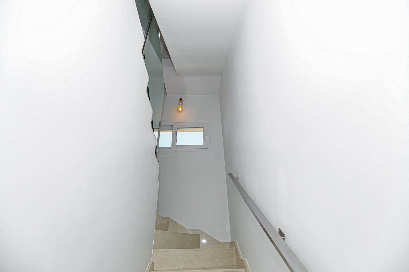  Wir präsentieren Ihnen diese exklusive freistehende Villa in der angesehenen Wohngegend Doña Pepa, Ciudad Quesada (Rojales). Das Haus befindet sich a