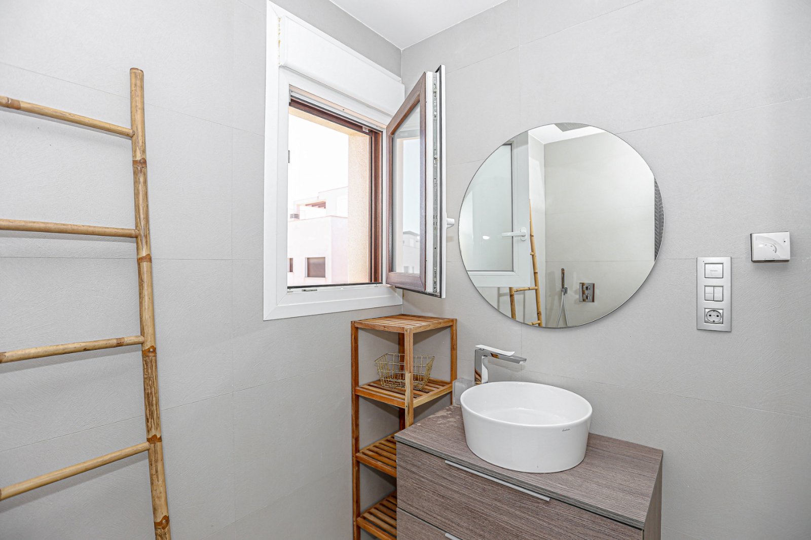  Wir präsentieren Ihnen diese exklusive freistehende Villa in der angesehenen Wohngegend Doña Pepa, Ciudad Quesada (Rojales). Das Haus befindet sich a