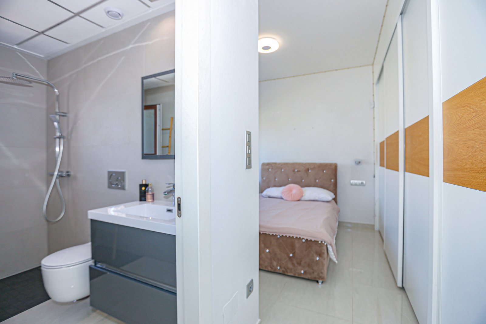  Wir präsentieren Ihnen diese exklusive freistehende Villa in der angesehenen Wohngegend Doña Pepa, Ciudad Quesada (Rojales). Das Haus befindet sich a