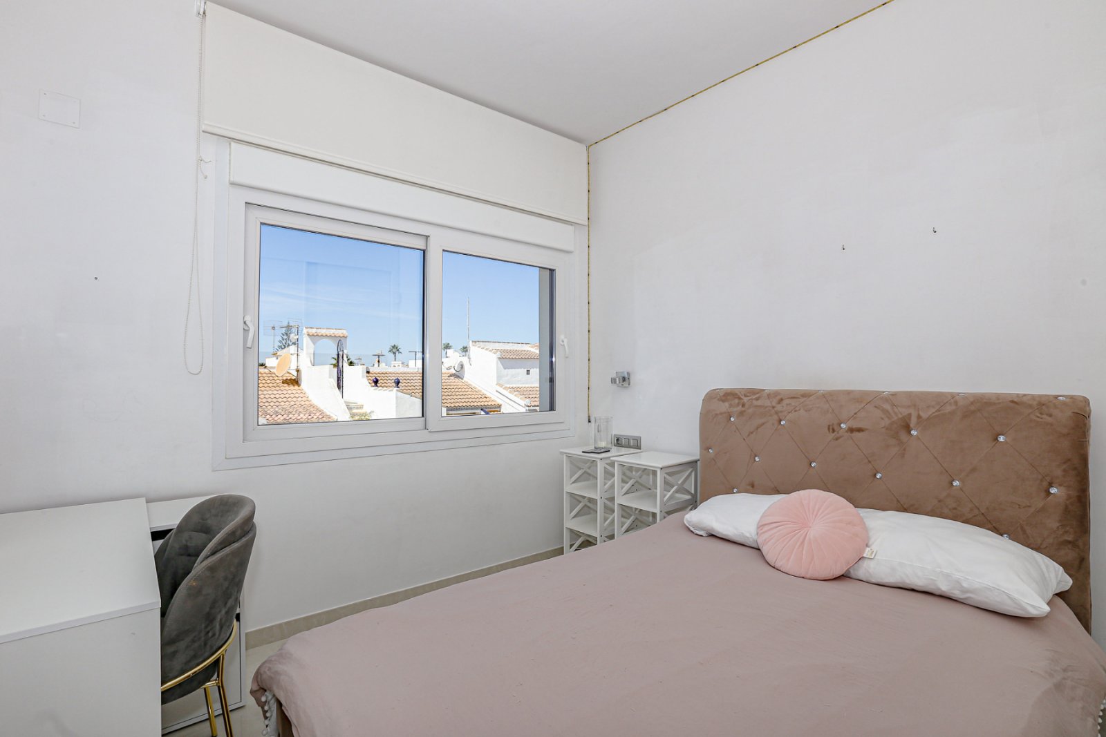  Wir präsentieren Ihnen diese exklusive freistehende Villa in der angesehenen Wohngegend Doña Pepa, Ciudad Quesada (Rojales). Das Haus befindet sich a
