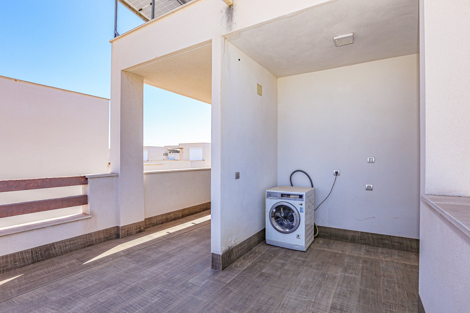  Wir präsentieren Ihnen diese exklusive freistehende Villa in der angesehenen Wohngegend Doña Pepa, Ciudad Quesada (Rojales). Das Haus befindet sich a