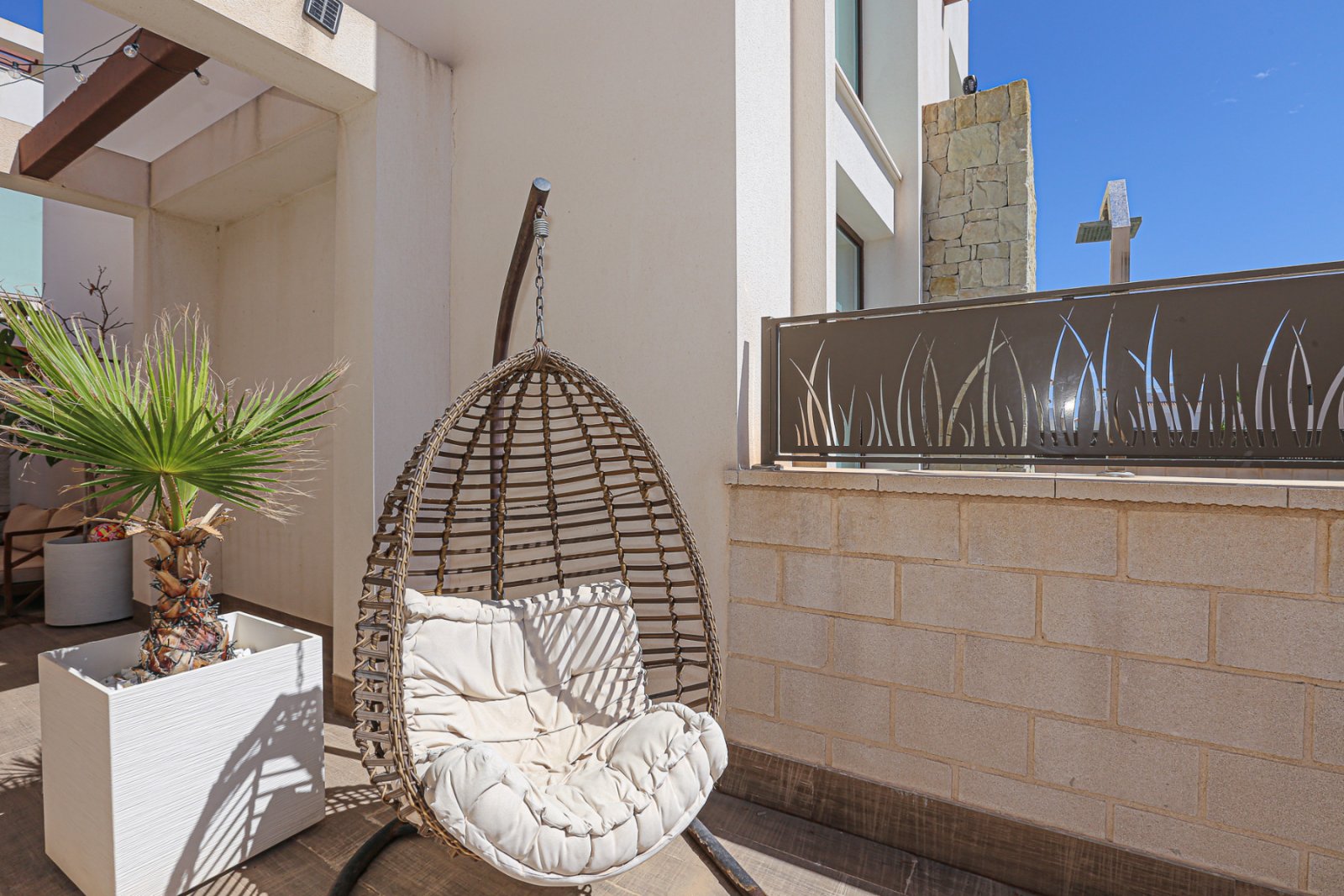  Wir präsentieren Ihnen diese exklusive freistehende Villa in der angesehenen Wohngegend Doña Pepa, Ciudad Quesada (Rojales). Das Haus befindet sich a