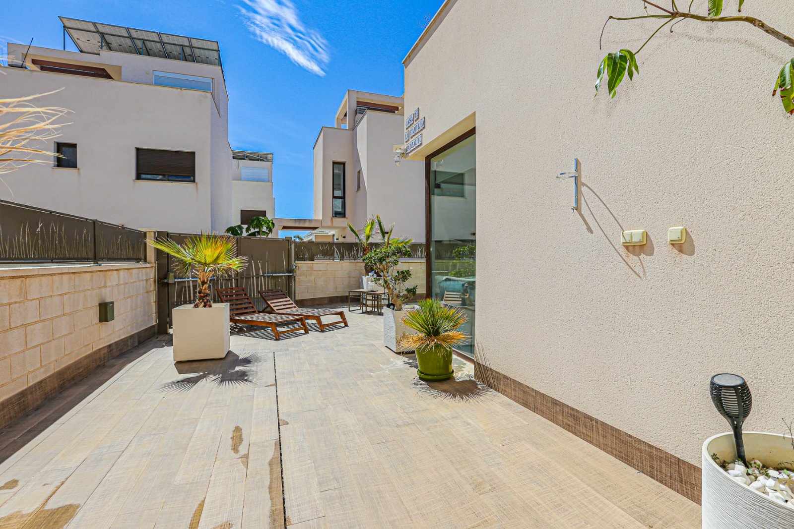 Wir präsentieren Ihnen diese exklusive freistehende Villa in der angesehenen Wohngegend Doña Pepa, Ciudad Quesada (Rojales). Das Haus befindet sich a