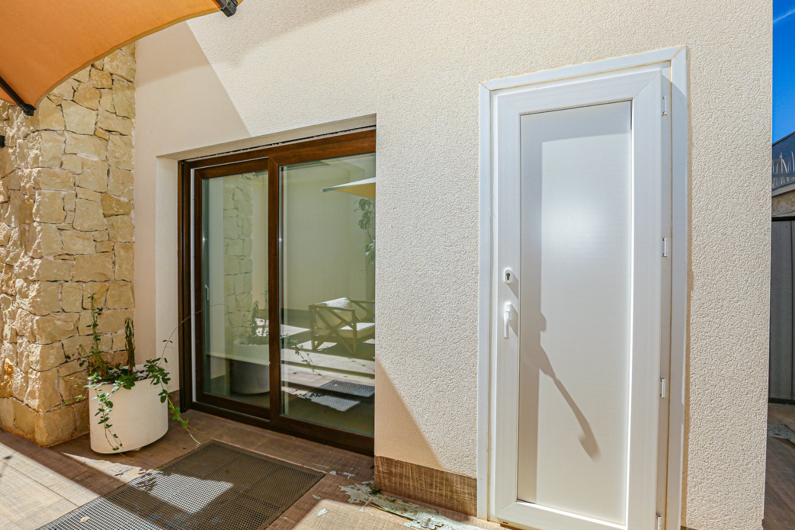  Wir präsentieren Ihnen diese exklusive freistehende Villa in der angesehenen Wohngegend Doña Pepa, Ciudad Quesada (Rojales). Das Haus befindet sich a