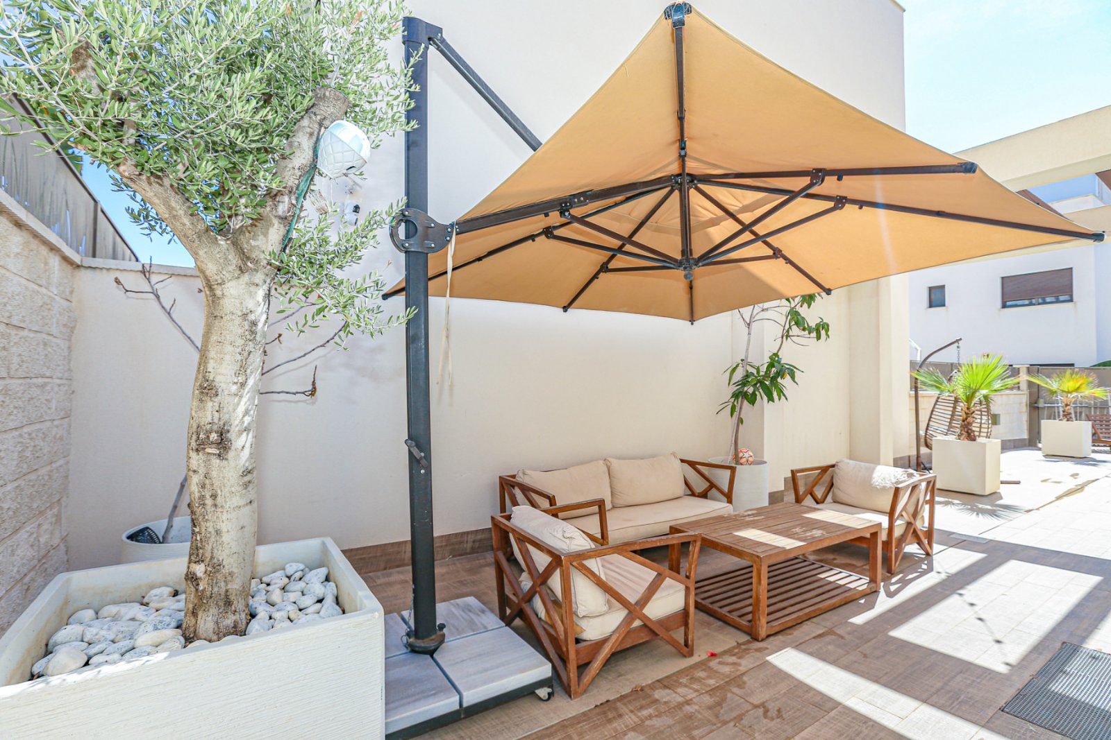  Wir präsentieren Ihnen diese exklusive freistehende Villa in der angesehenen Wohngegend Doña Pepa, Ciudad Quesada (Rojales). Das Haus befindet sich a