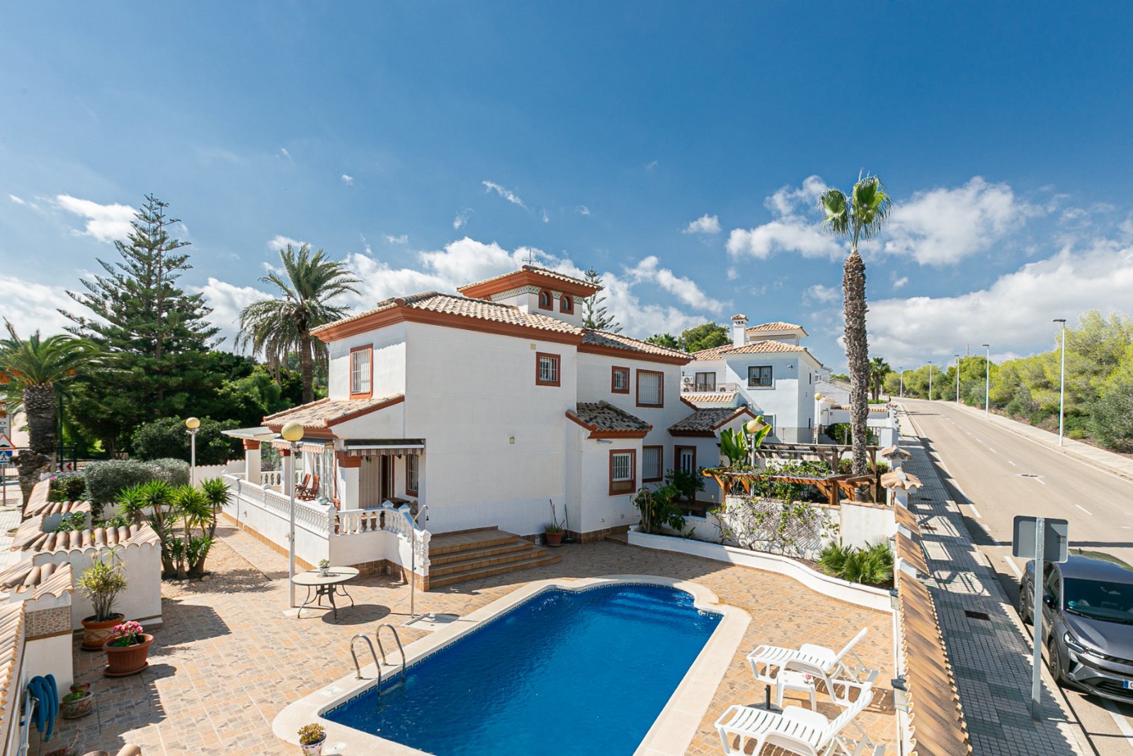 Campoamor:  Wir freuen uns, Ihnen diese herrliche Villa mit 4 Schlafzimmern und 2,5 Bädern präsentieren zu dürfen, die sich in erster Linie am renommierten Golfp 