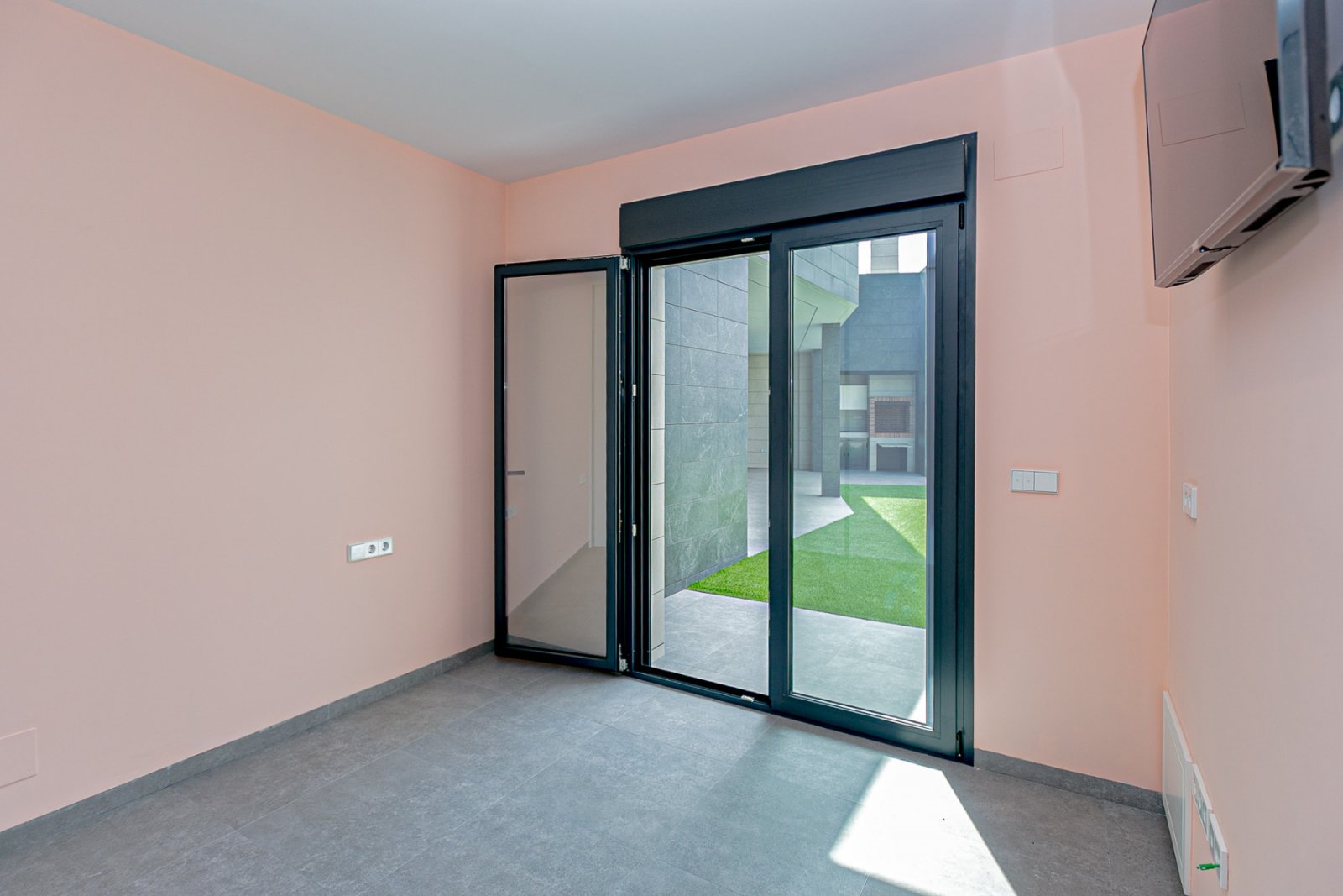  Wir präsentieren Ihnen diese exklusive Luxusimmobilie in einer der begehrtesten Gegenden von San Pedro del Pinatar, umgeben von allen Annehmlichkeite