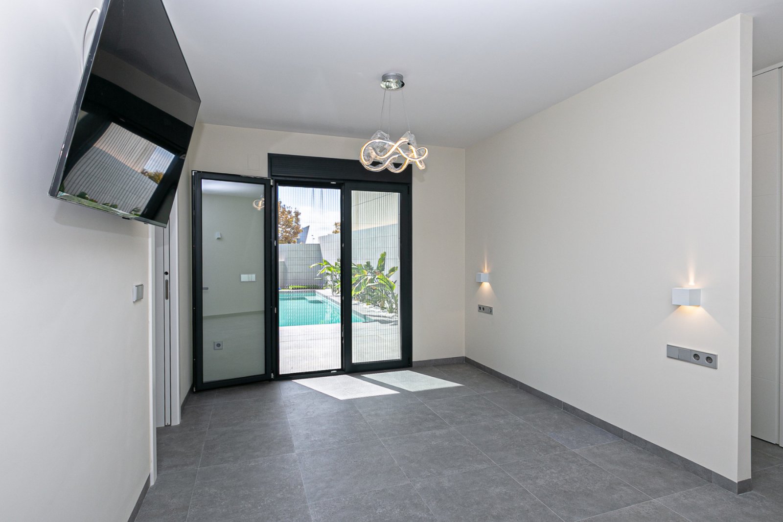  Wir präsentieren Ihnen diese exklusive Luxusimmobilie in einer der begehrtesten Gegenden von San Pedro del Pinatar, umgeben von allen Annehmlichkeite