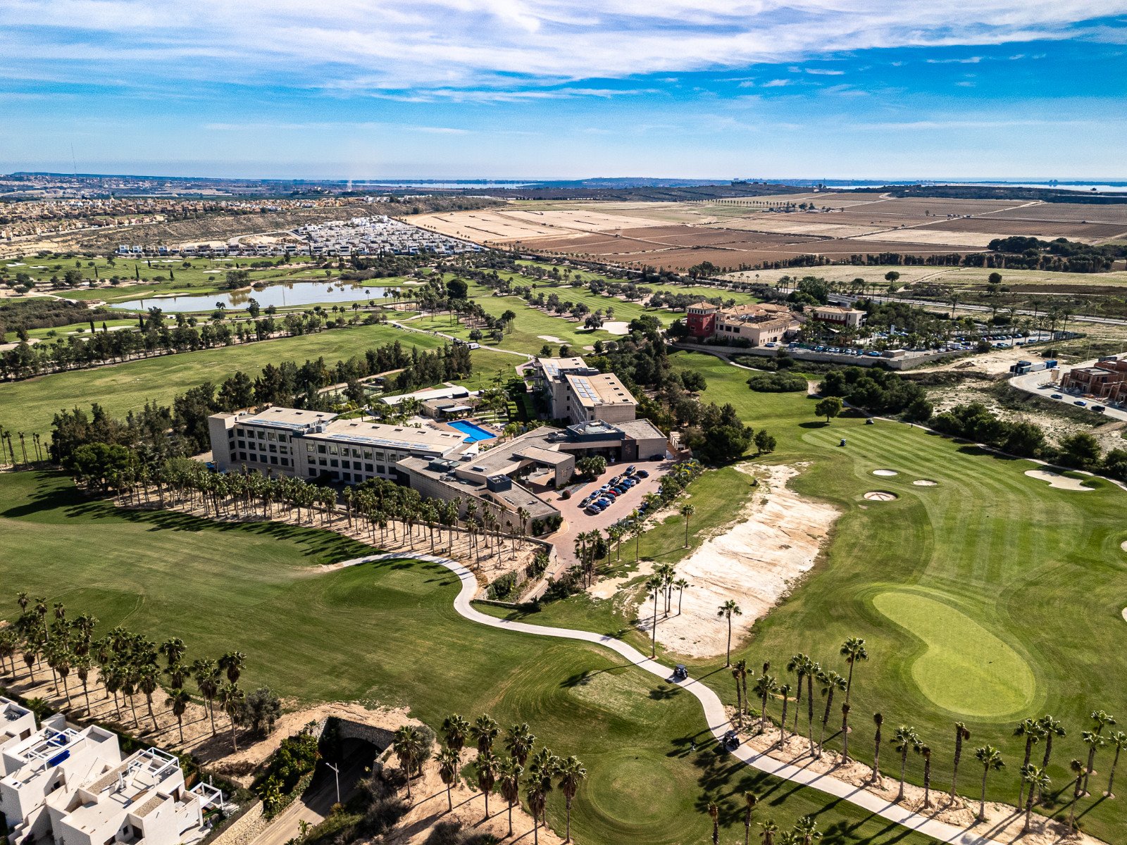 Algorfa:  Wir freuen uns, Ihnen diese beeindruckende Luxusvilla mit Panoramablick vorstellen zu dürfen, dank ihrer erhöhten Lage direkt am 5-Sterne-Golfplatz L 