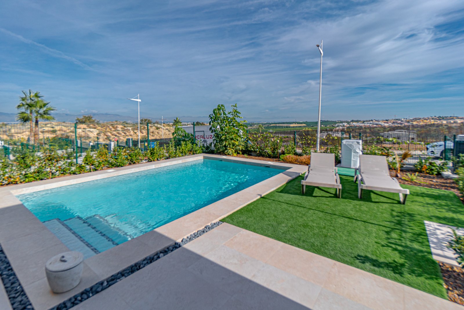 Wir freuen uns, Ihnen diese beeindruckende Luxusvilla mit Panoramablick vorstellen zu dürfen, dank ihrer erhöhten Lage direkt am 5-Sterne-Golfplatz L