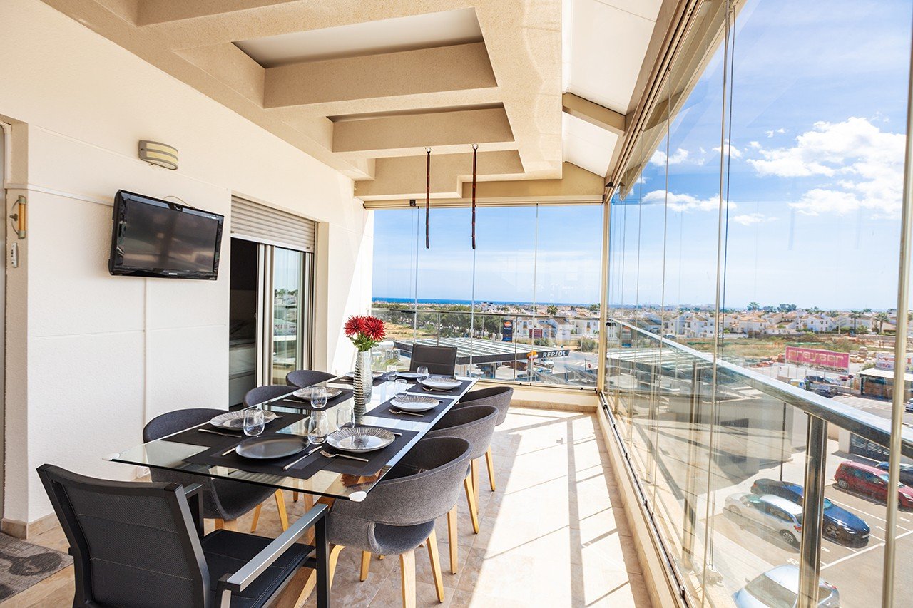  Erleben Sie luxuriöses Leben an der Küste in diesem atemberaubenden Penthouse-Wohnung zum Verkauf in der begehrten Gegend von Villamartin. Eigentlich