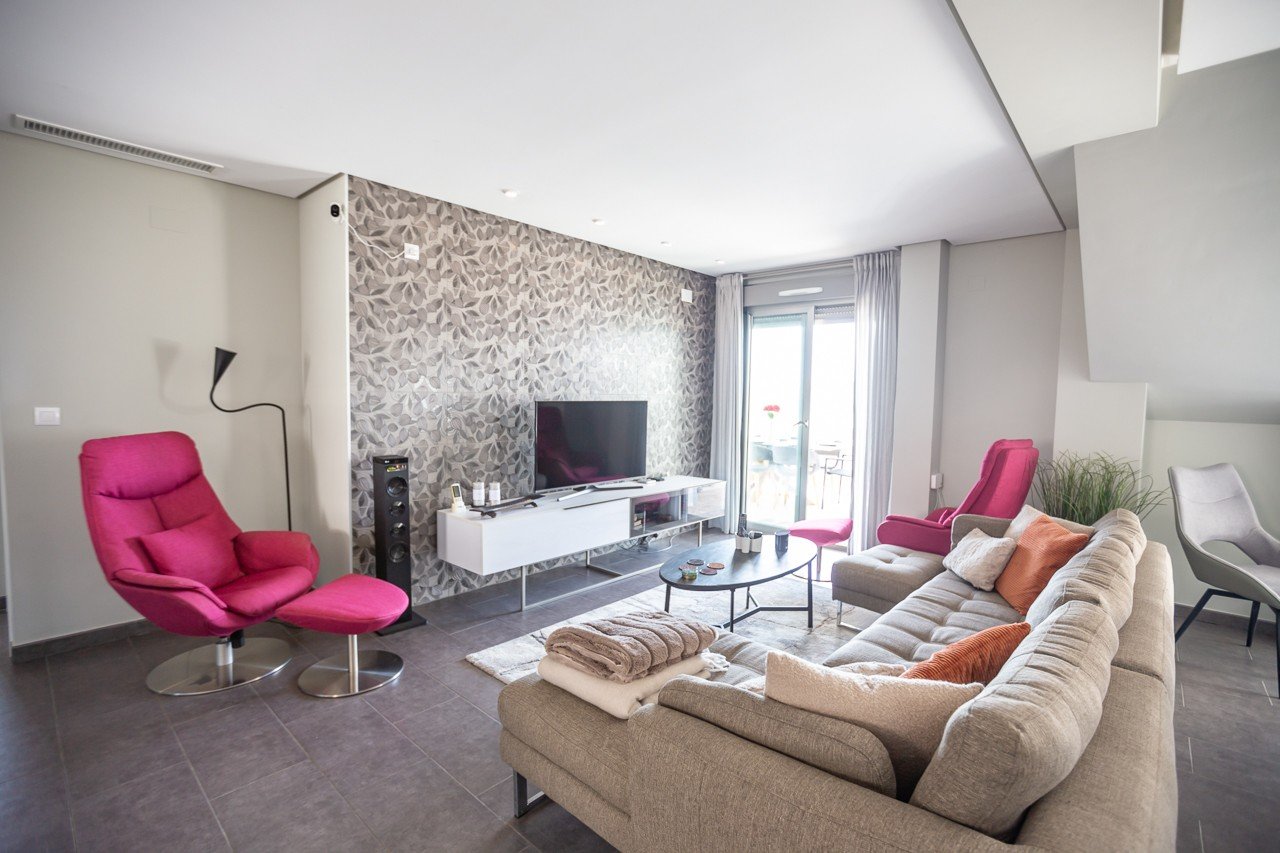  Erleben Sie luxuriöses Leben an der Küste in diesem atemberaubenden Penthouse-Wohnung zum Verkauf in der begehrten Gegend von Villamartin. Eigentlich
