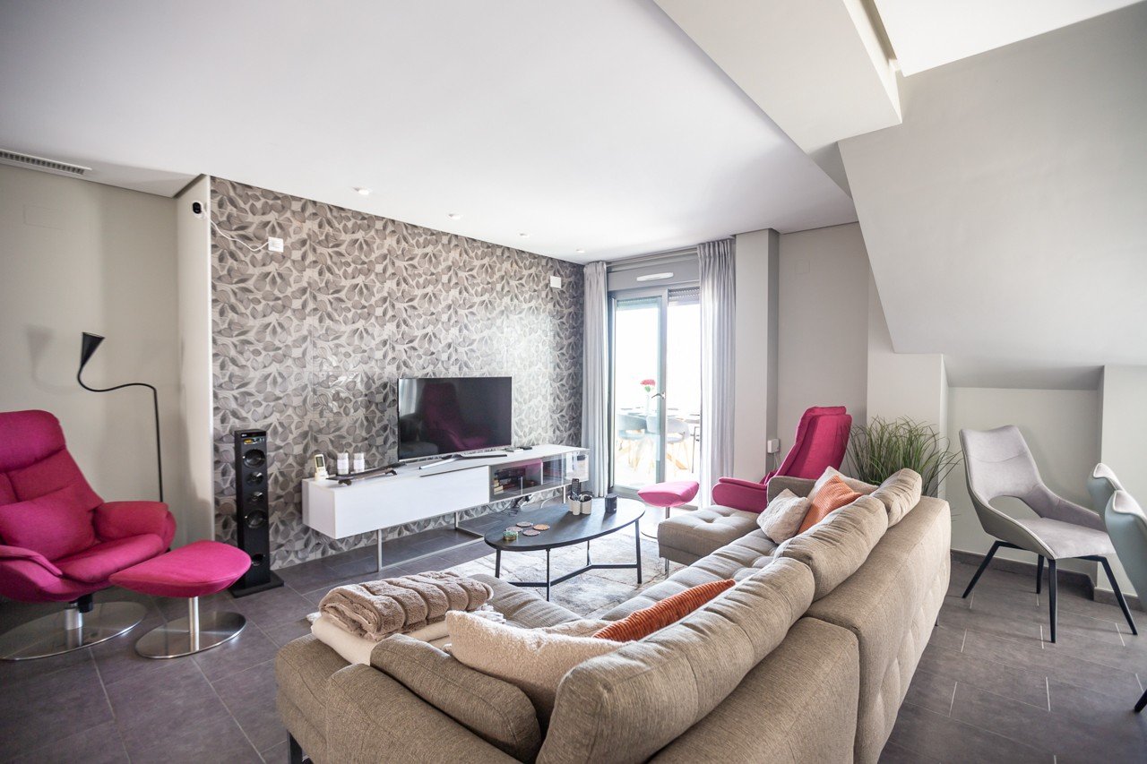  Erleben Sie luxuriöses Leben an der Küste in diesem atemberaubenden Penthouse-Wohnung zum Verkauf in der begehrten Gegend von Villamartin. Eigentlich