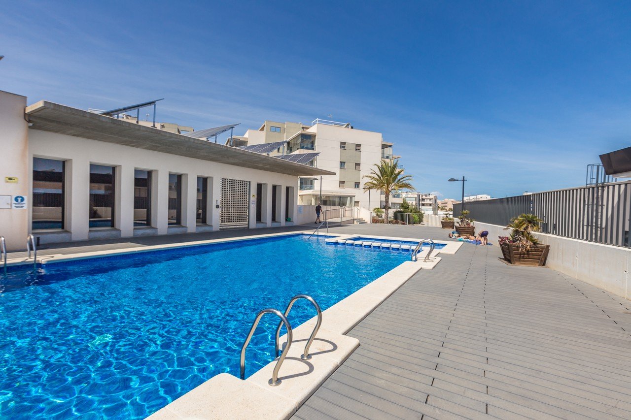  Erleben Sie luxuriöses Leben an der Küste in diesem atemberaubenden Penthouse-Wohnung zum Verkauf in der begehrten Gegend von Villamartin. Eigentlich