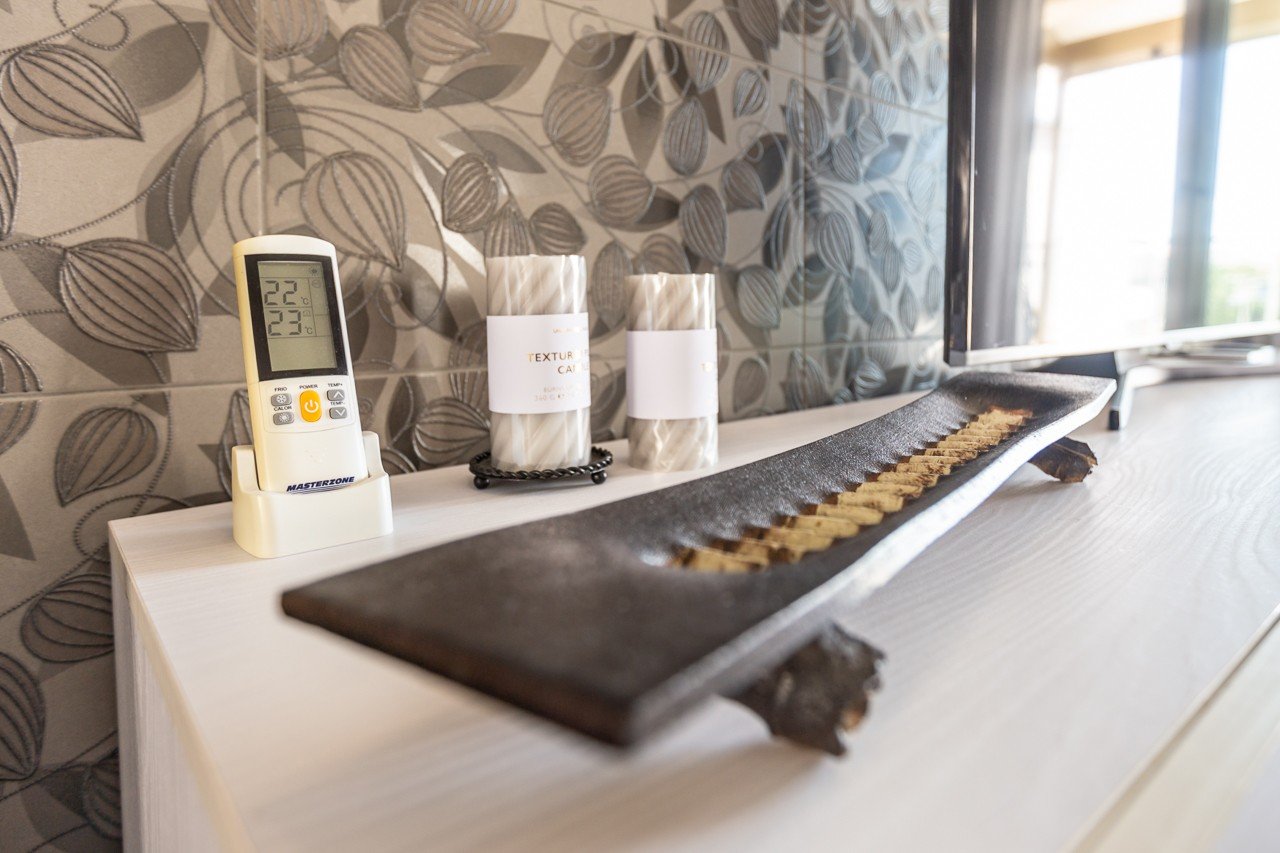  Erleben Sie luxuriöses Leben an der Küste in diesem atemberaubenden Penthouse-Wohnung zum Verkauf in der begehrten Gegend von Villamartin. Eigentlich