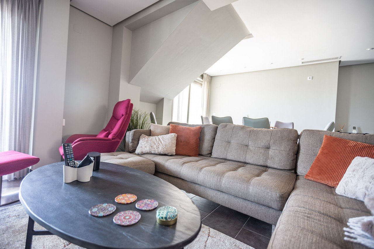  Erleben Sie luxuriöses Leben an der Küste in diesem atemberaubenden Penthouse-Wohnung zum Verkauf in der begehrten Gegend von Villamartin. Eigentlich
