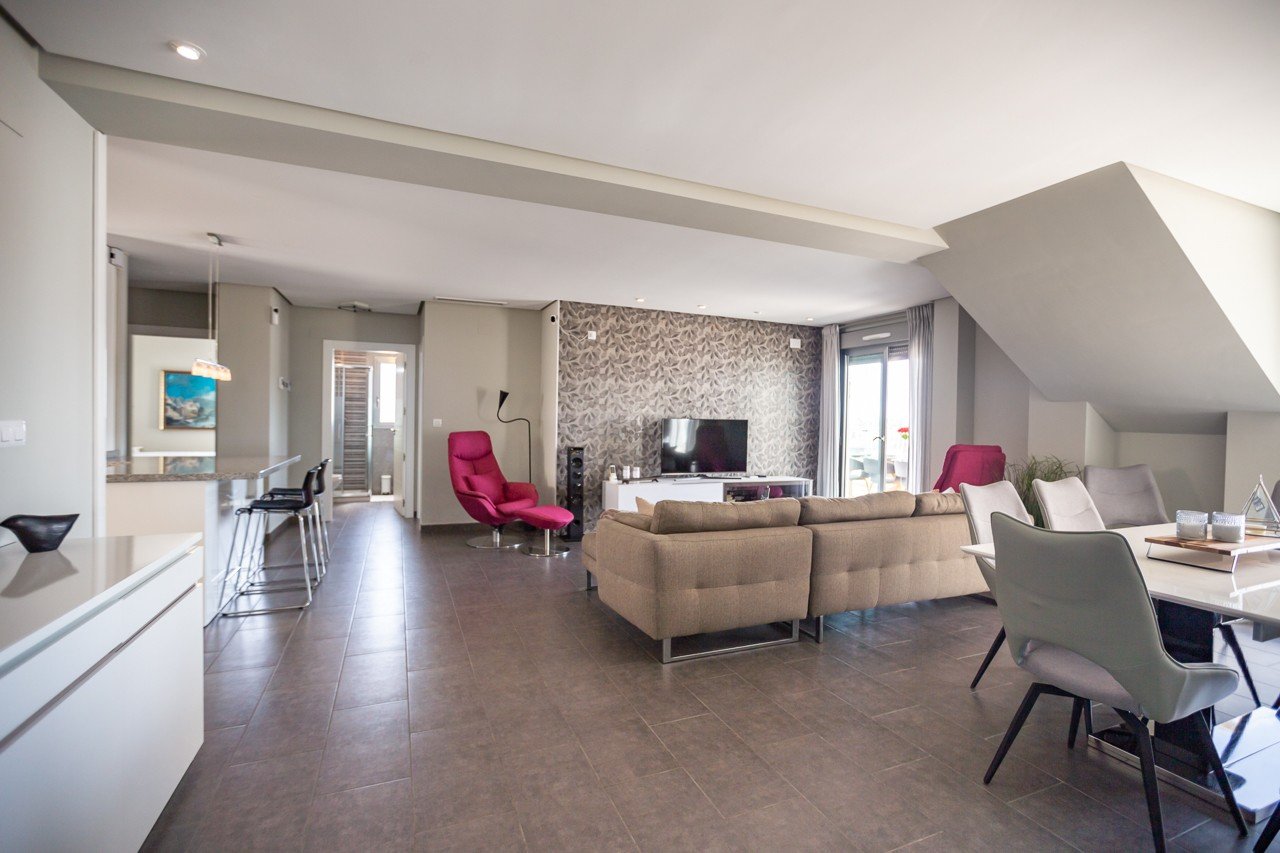  Erleben Sie luxuriöses Leben an der Küste in diesem atemberaubenden Penthouse-Wohnung zum Verkauf in der begehrten Gegend von Villamartin. Eigentlich