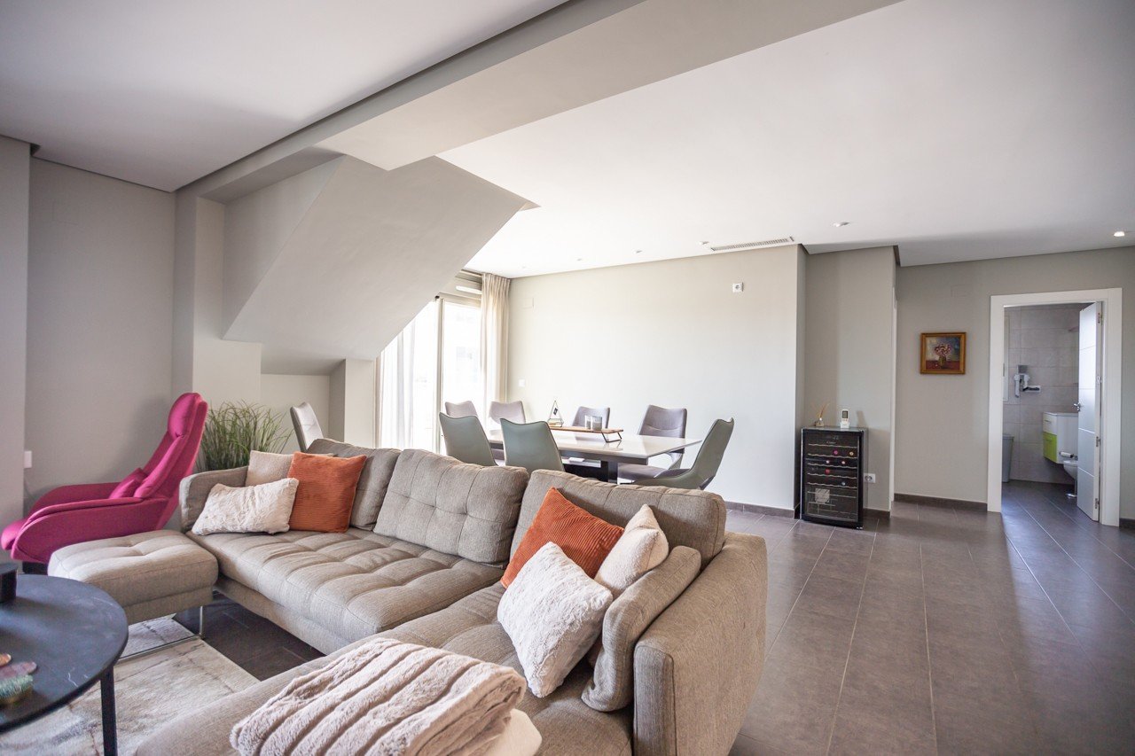  Erleben Sie luxuriöses Leben an der Küste in diesem atemberaubenden Penthouse-Wohnung zum Verkauf in der begehrten Gegend von Villamartin. Eigentlich