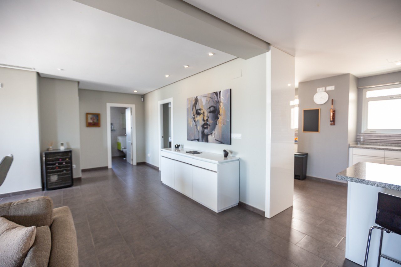  Erleben Sie luxuriöses Leben an der Küste in diesem atemberaubenden Penthouse-Wohnung zum Verkauf in der begehrten Gegend von Villamartin. Eigentlich