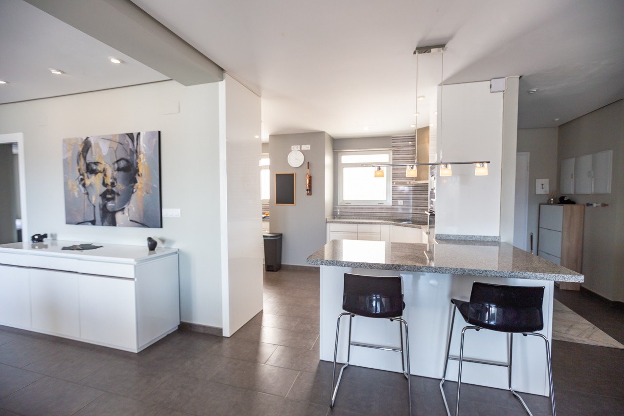  Erleben Sie luxuriöses Leben an der Küste in diesem atemberaubenden Penthouse-Wohnung zum Verkauf in der begehrten Gegend von Villamartin. Eigentlich