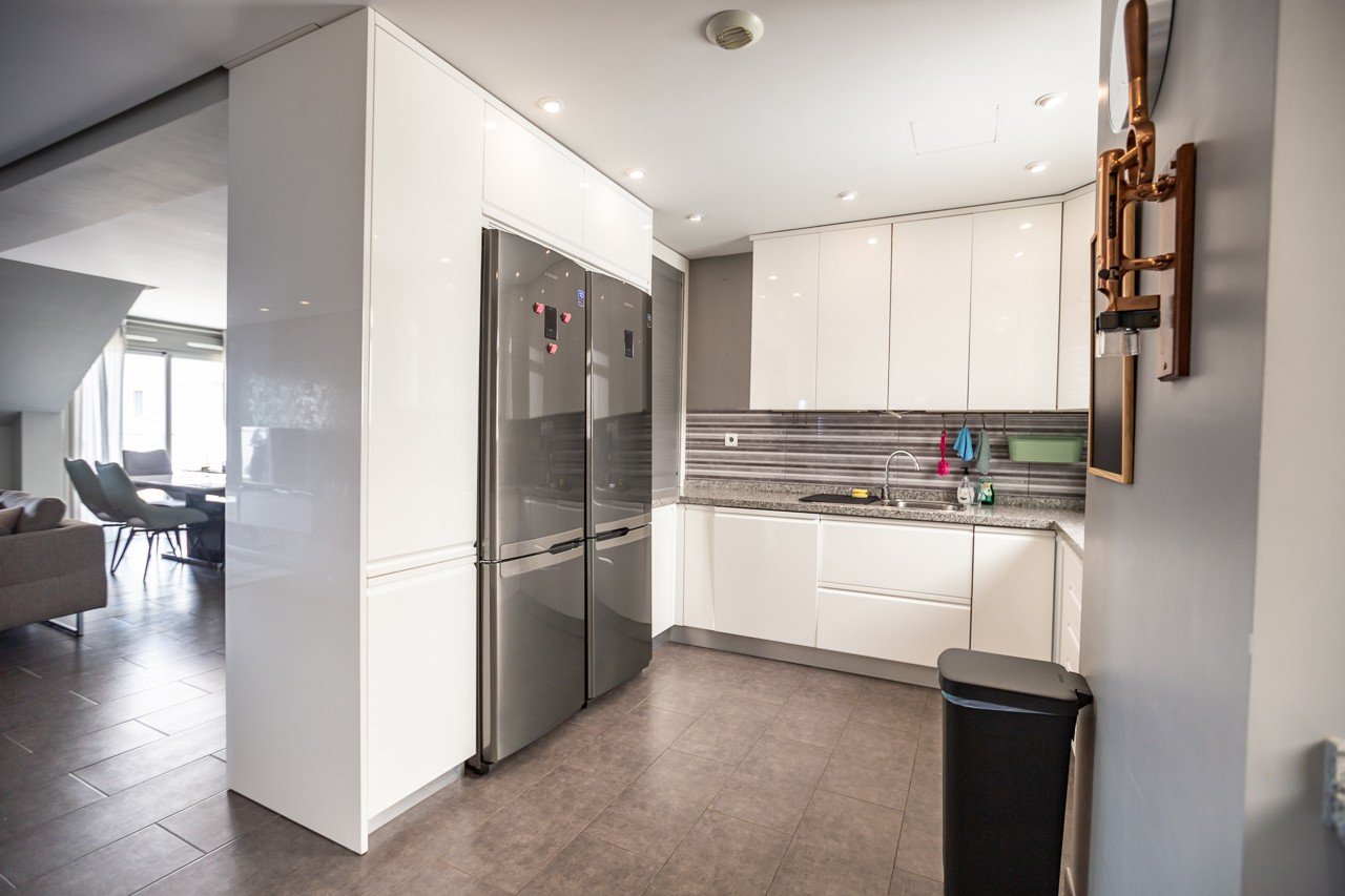  Erleben Sie luxuriöses Leben an der Küste in diesem atemberaubenden Penthouse-Wohnung zum Verkauf in der begehrten Gegend von Villamartin. Eigentlich