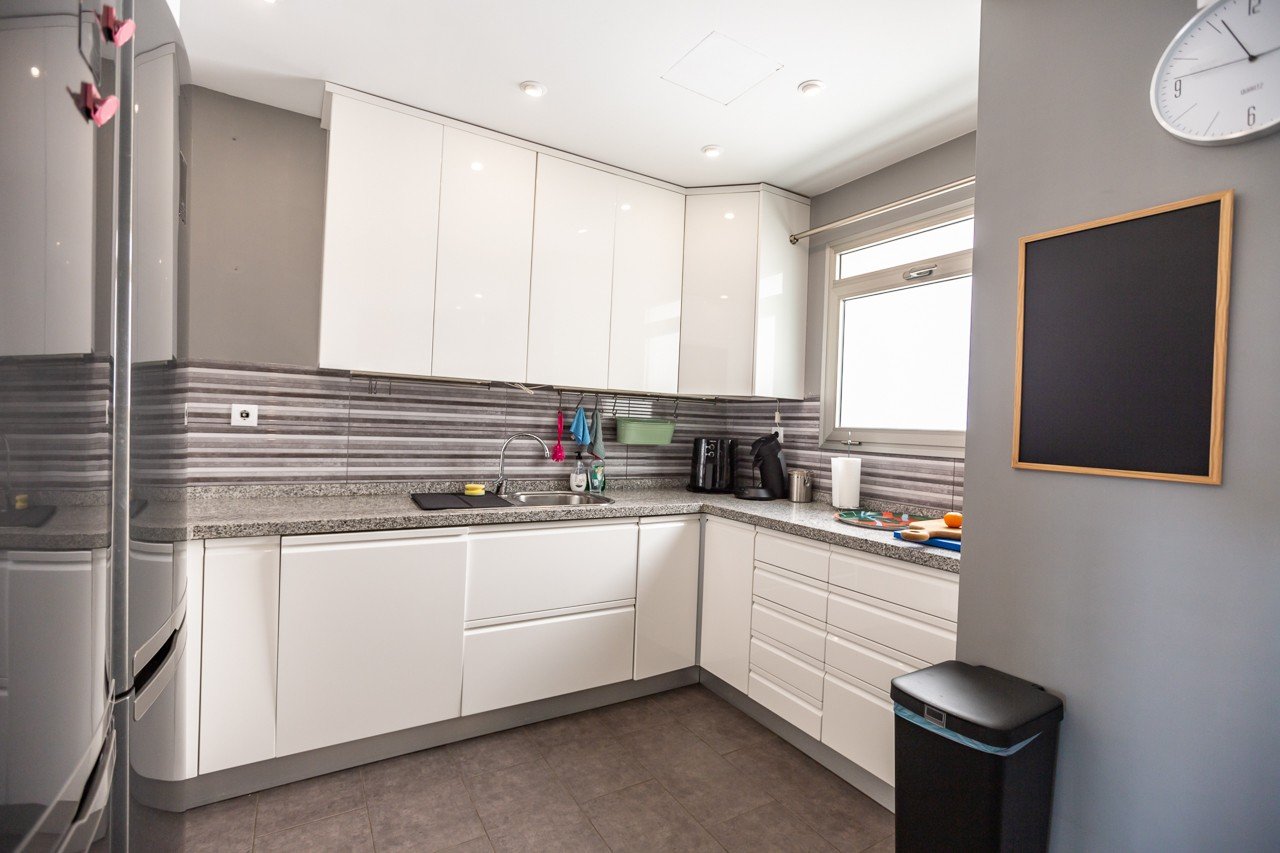  Erleben Sie luxuriöses Leben an der Küste in diesem atemberaubenden Penthouse-Wohnung zum Verkauf in der begehrten Gegend von Villamartin. Eigentlich