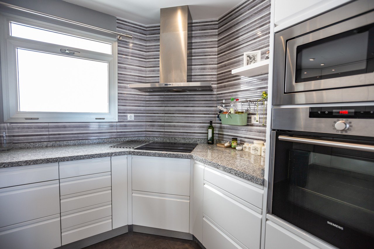  Erleben Sie luxuriöses Leben an der Küste in diesem atemberaubenden Penthouse-Wohnung zum Verkauf in der begehrten Gegend von Villamartin. Eigentlich