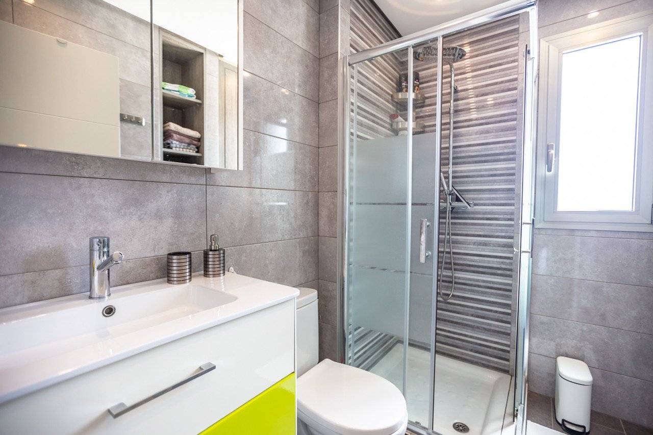  Erleben Sie luxuriöses Leben an der Küste in diesem atemberaubenden Penthouse-Wohnung zum Verkauf in der begehrten Gegend von Villamartin. Eigentlich