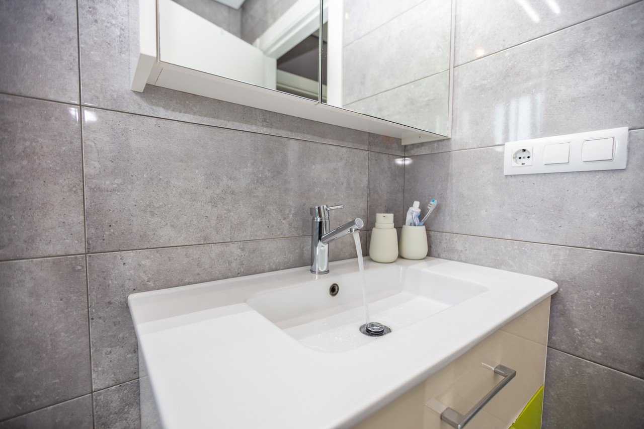  Erleben Sie luxuriöses Leben an der Küste in diesem atemberaubenden Penthouse-Wohnung zum Verkauf in der begehrten Gegend von Villamartin. Eigentlich