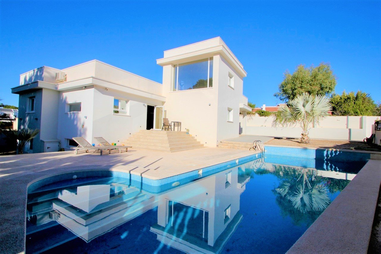 Rojales:   Detached villa on large plot with views down to the sea
Renovated and well-maintained villa on a plot of 1.254 m2 with a 