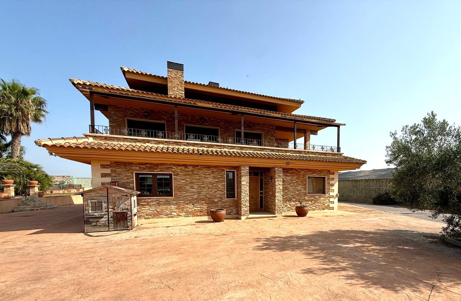 Impressive country-side property situated in the lovely lemon grove area in-between San Miguel de Salinas and the Torrevieja Saltlake:
par