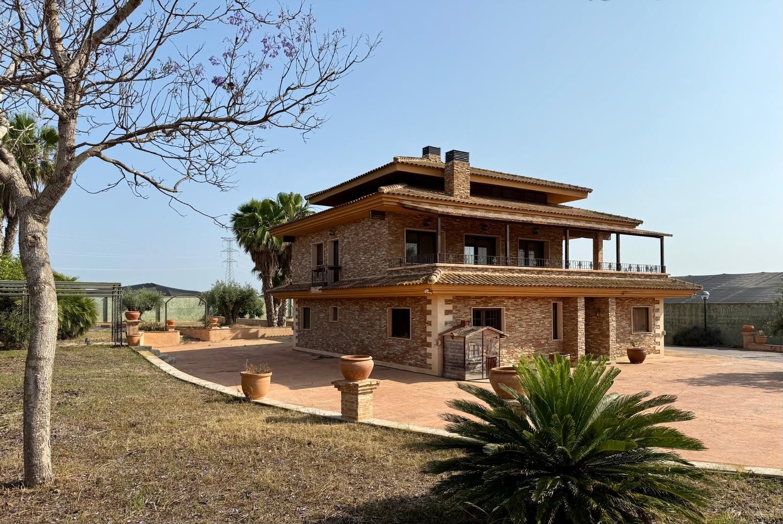 Impressive country-side property situated in the lovely lemon grove area in-between San Miguel de Salinas and the Torrevieja Saltlake:
par